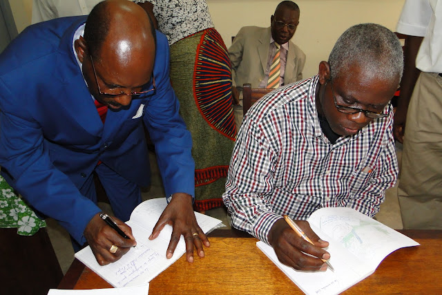 Son excellence, l'ambassaduer Zoula et le prés. de l'aoe. signe les livres d'or.JPG - Son Excellence M. Zoula et le président de l'AOE signent les livres d'or du collège Conception Immaculée de Brazzaville.